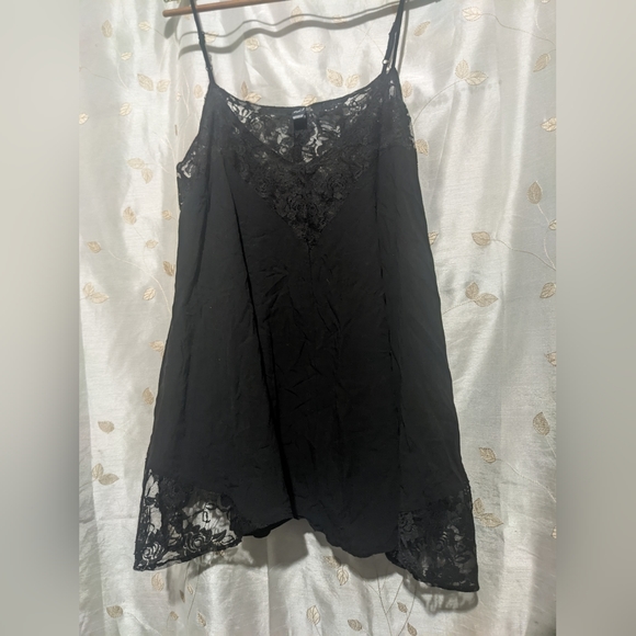 Flowy sleeveless shark bite top w lace trim 🖤 - Picture 3 of 5